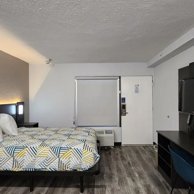 غرفة بسرير كينج لذوي الإعاقة، Studio6 Alvin, TX 4/10