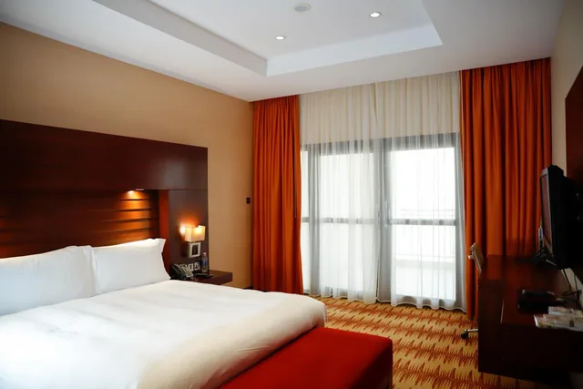 جناح بسرير كينج بشرفة بغرفة نوم واحدة، Crowne Plaza Sohar 1/4