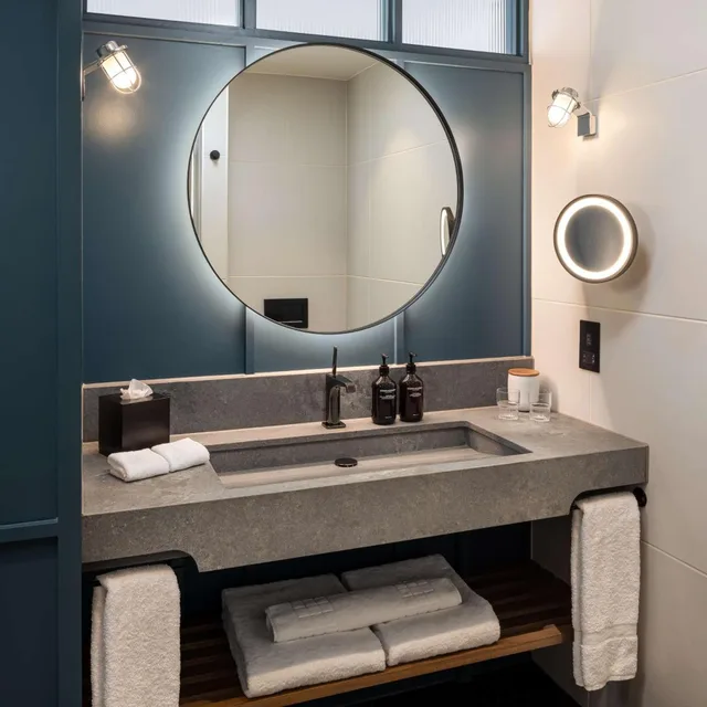 غرفة ديلوكس بسرير فردي، The Gantry London, Curio Collection by Hilton 8/8