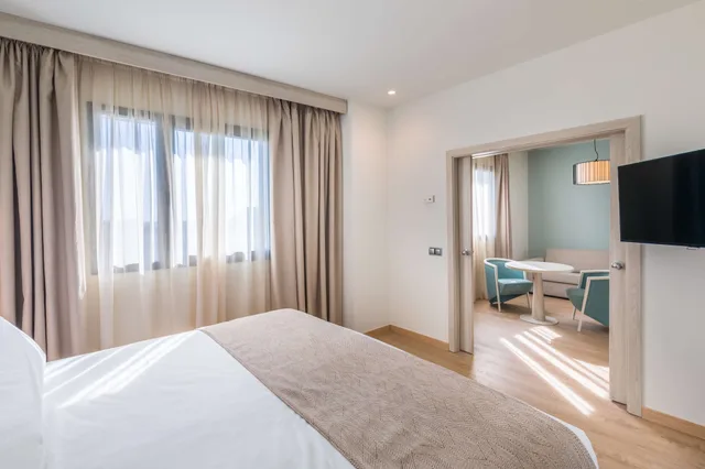 Junior Suite, Family, King Bed, Occidental Sevilla Viapol 1/4