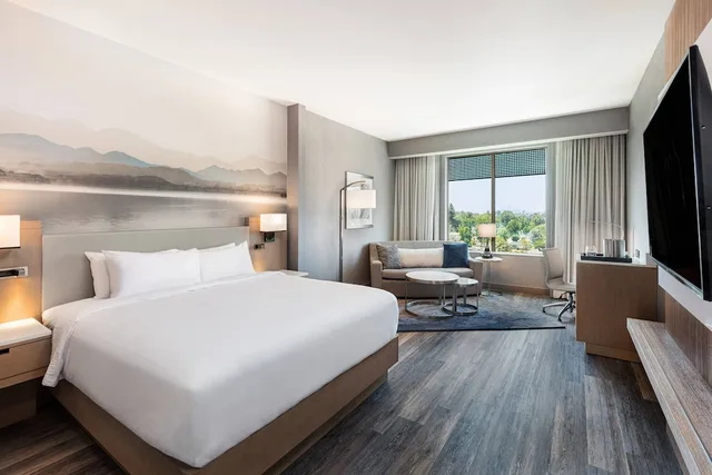 غرفة بسرير كينج مع أريكة، Courtyard By Marriott Los Angeles Monterey Park 1/2