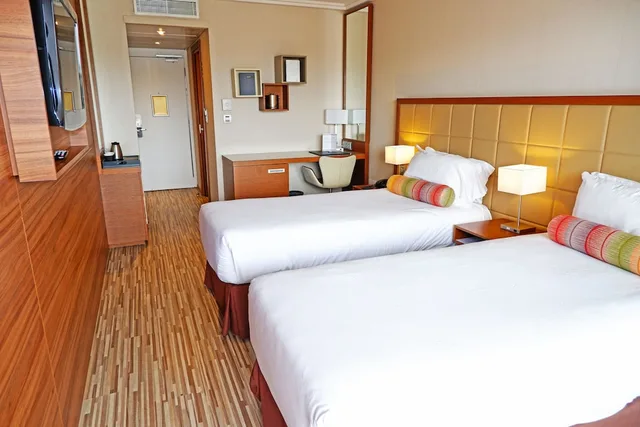غرفة بسريرين منفصلين بشرفة بإطلالة جزئية على البحر، AC Hotel by Marriott Ambassadeur Antibes - Juan Les Pins 1/4