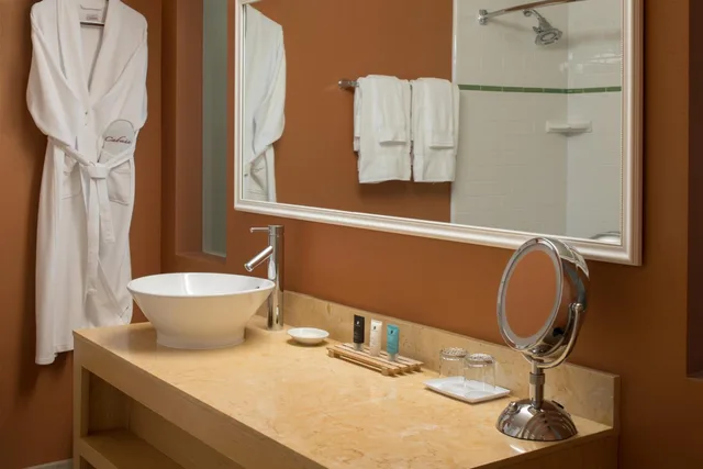 غرفة بسرير كينج بإطلالة على المسبح، Crowne Plaza Cabana, Palo Alto 5/6