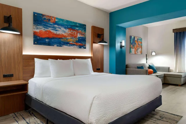 غرفة بسرير مزدوج لذوي الإعاقة، La Quinta Inn & Suites by Wyndham Stephenville 2/4