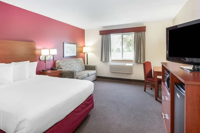 غرفة قياسية بسرير كوين مع أريكة، SureStay Plus Hotel by Best Western Litchfield 1/8