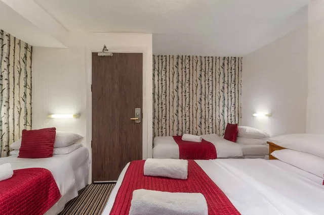 Semi Basement, Quadruple, Double and Twin Beds, Shared Bathroom, Ground Floor، St Athans Hotel 2/3