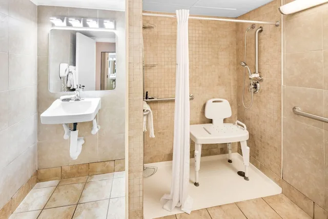 غرفة بسرير كينج لذوي الإعاقة، Days Inn by Wyndham Columbus East Airport 8/8