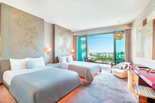غرفة بريميير بسريرين كوين بإطلالة على المرسى بشرفة، W Singapore Sentosa Cove 5/9