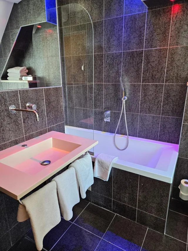 غرفة ثلاثية، Atn Hotel 8/8