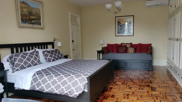 غرفة كلاسيكية بسرير كينج بحمام مشترك، Gingerbread Manor 5/9