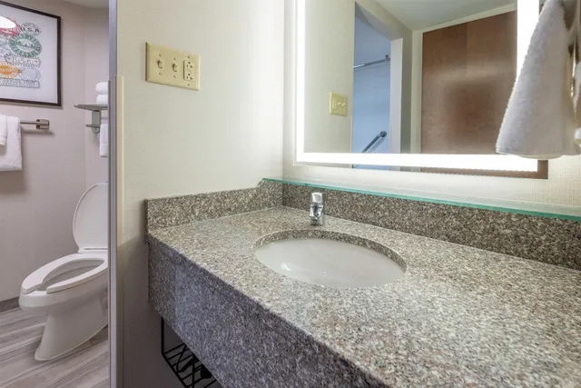 غرفة بسرير كينج، Drury Inn and Suites St Louis Airport 7/9