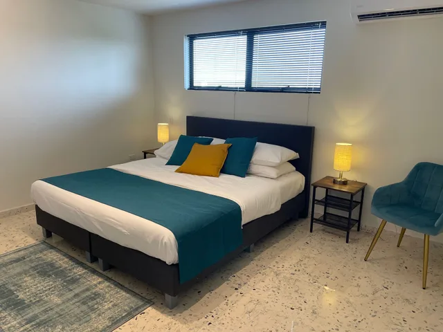 جناح بسرير كينج بإطلالة على البحر بشرفة مع أريكة، The Vistalmar Ocean View Apartments 1/4