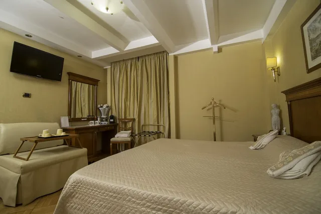 Luxury, Triple, 3 Beds, Luxury Rooms H 2000 Roma 2/3