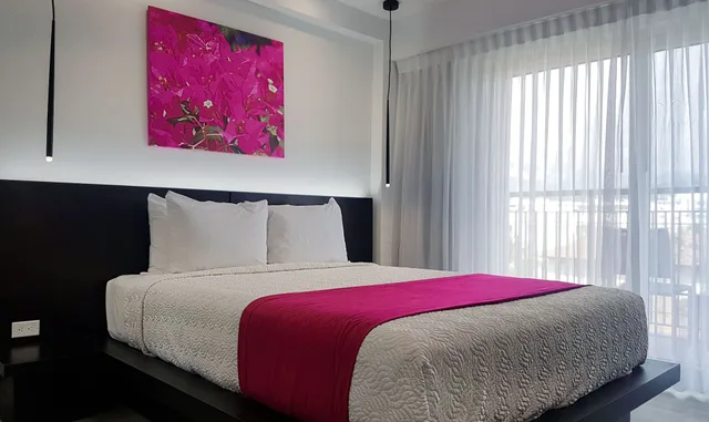 2 Bedrooms, Loft, Penthouse, Suite, 2 Queen Beds, Balcony, Kitchenette، R Hotel Kingston 3/6