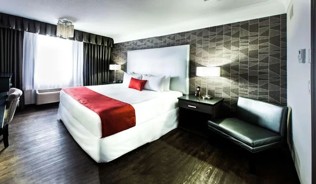 Atrium, Suite, King Bed, Sofa, Living Area, Jetted Tub، Village Park Inn Calgary 1/5
