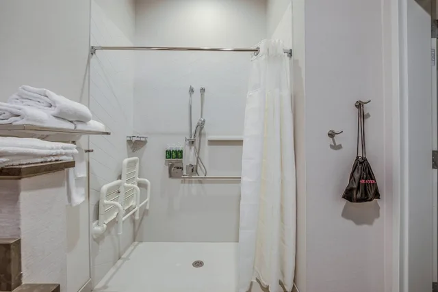 غرفة بسرير كينج لذوي الإعاقة، Fairfield Inn & Suites by Marriott Whitewater 6/6