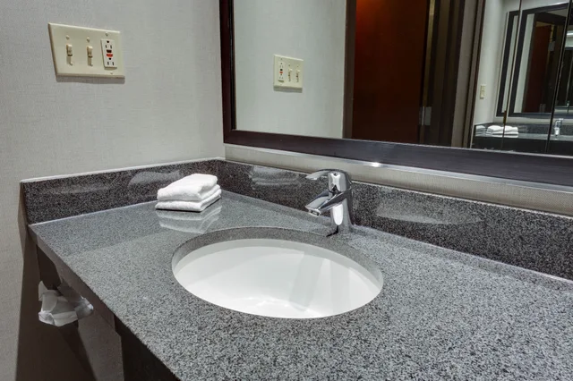 جناح كبير بسرير كينج بغرفتين مع أريكة، Drury Inn Suites Kansas City Overland Park 6/6