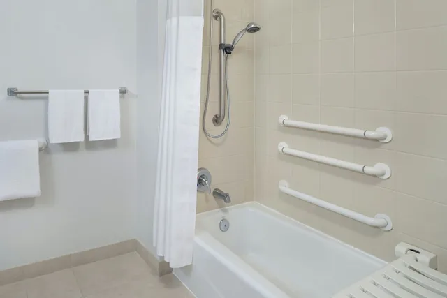 غرفة بسرير كينج لذوي الإعاقة، Courtyard Miami Airport 9/9