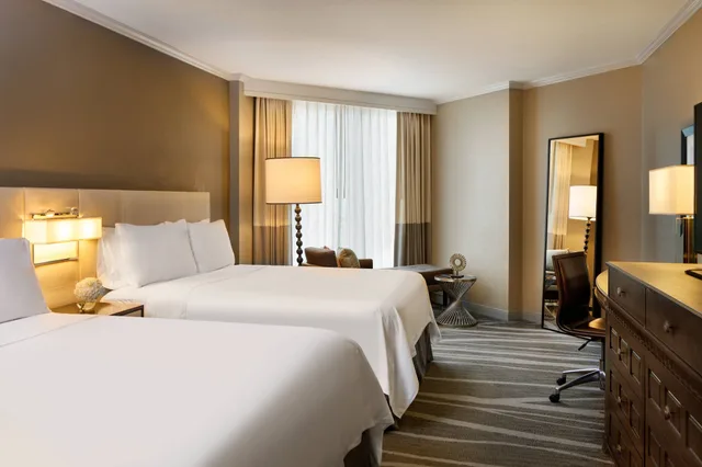 غرفة بسريرين كوين بإطلالة على الفناء، Renaissance Tampa International Plaza Hotel 3/6