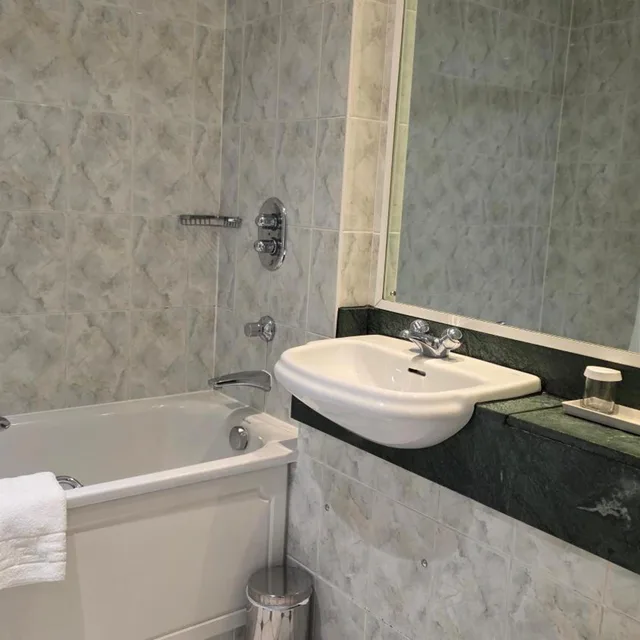 غرفة عائلية بسرير مزدوج وسريرين منفصلين، Windmill Village Hotel, Golf Club Spa, BWSC 9/9