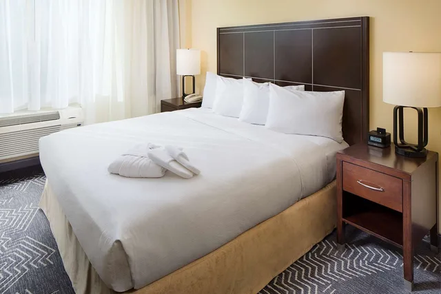 جناح بسرير كينج بغرفة نوم واحدة مع أريكة، DoubleTree by Hilton Los Angeles - Commerce 1/2
