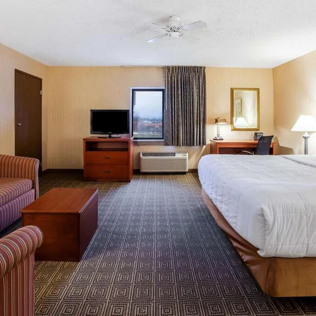 غرفة تنفيذية بسرير كينج، La Quinta Inn by Wyndham Detroit Southgate 6/10