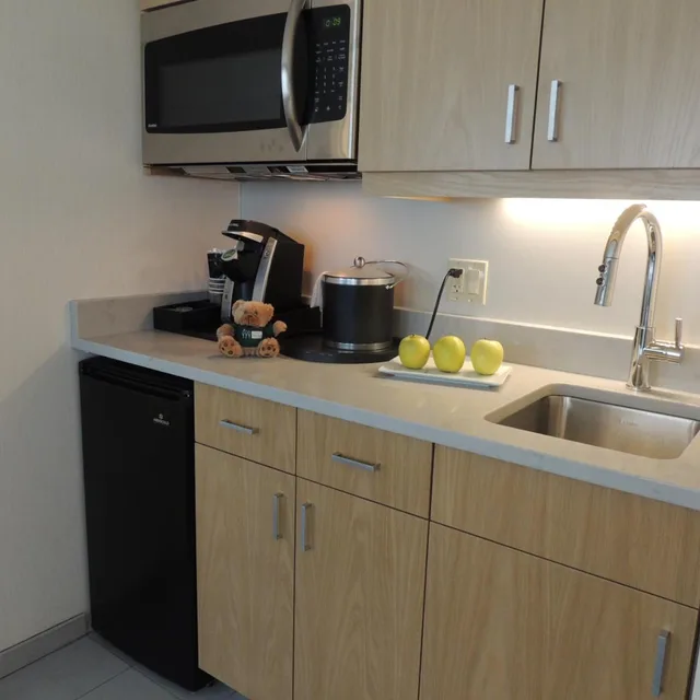 غرفة رباعية، The Inn at Longwood Medical 3/3
