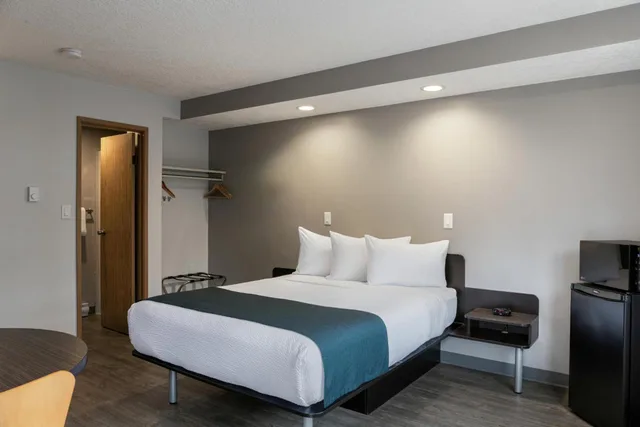 غرفة بسرير كوين لغير المدخنين بمطبخ، Motel6 Saanichton, BC - Victoria Airport 2/10