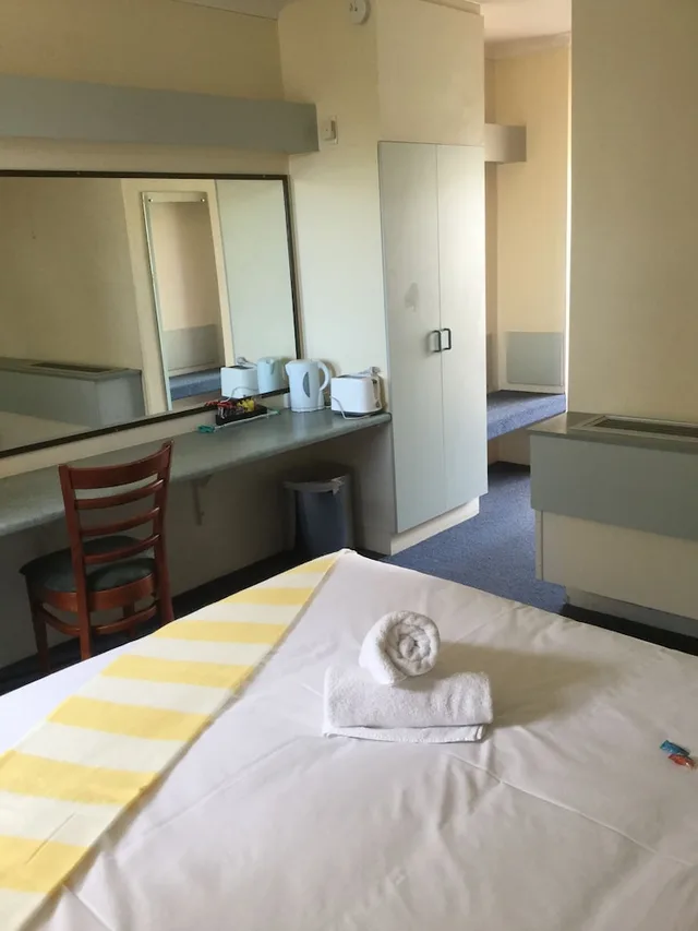 جناح بسرير كوين، Emerald Central Hotel 7/10