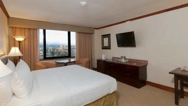 غرفة قياسية بسرير كينج، Delta Hotels by Marriott San Jose Aurola 1/6