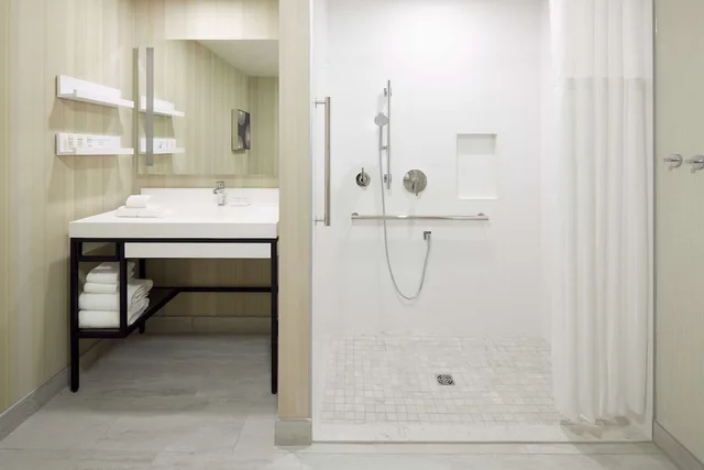 غرفة بسرير كينج بحوض استحمام، Hilton Garden Inn Montreal Midtown 4/4