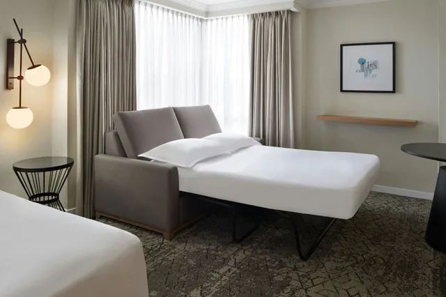 غرفة بسرير كينج، Sheraton Parkway Toronto North Hotel Suites 3/7