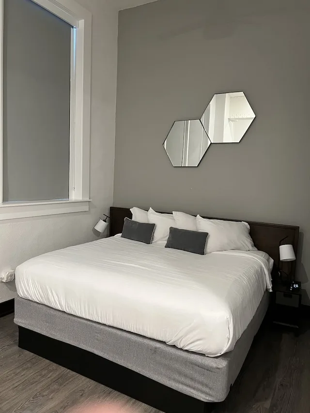 غرفة ديلوكس بسرير كينج مع أريكة، Leavenworth Local Hotel 1/2