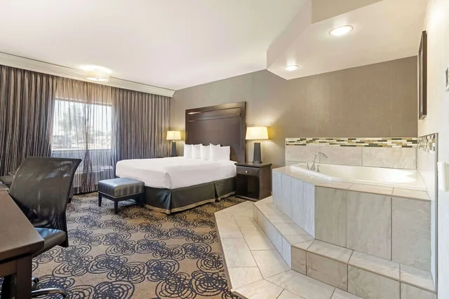 غرفة قياسية بسرير كينج بحوض جاكوزي، Best Western Plus Midwest Inn 3/6