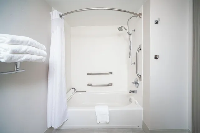 غرفة بسرير كينج مع أريكة لذوي الإعاقة، Holiday Inn Express Hotel Suites Atlanta Johns Creek 7/8