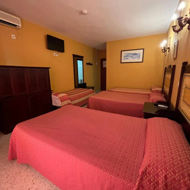 غرفة ثلاثية، Hotel La Barca 3/8