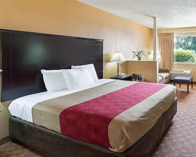 جناح بسرير كينج مع أريكة للمدخنين، Econo Lodge Inn & Suites San Antonio near Frost Bank Center 1/5