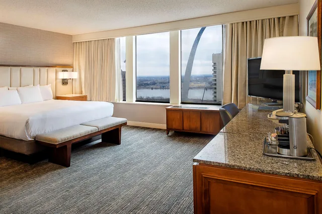 Room, King Bed, Arch View, Sofa, East Tower، Hilton St. Louis at the Ballpark 3/4