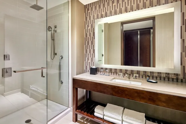 غرفة كلوب بسرير كينج بإطلالة على المدينة، Westin Phoenix Downtown 5/8