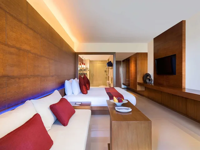 غرفة سوبيريور بسرير كينج بإطلالة على المسبح بشرفة، Novotel Phuket Kata Avista Resort And Spa 7/10