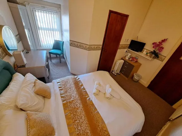 Deluxe, Double Bed, OYO Lily Hotel Blackpool 3/8