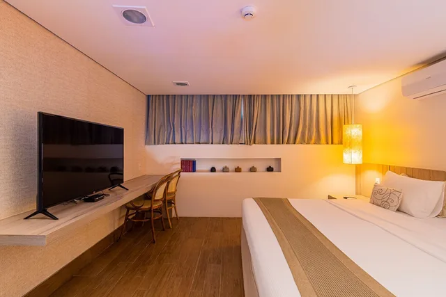 لوفت بسرير كوين مع أريكة، Carmel Charme Resort 2/3