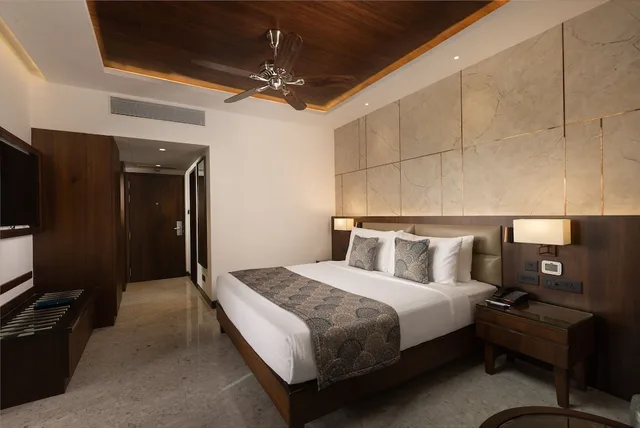 جناح جونيور بسرير كوين بإطلالة على المسبح مع أريكة مع دخول صالة النادي، Kenilworth Resort and Spa Goa 3/5