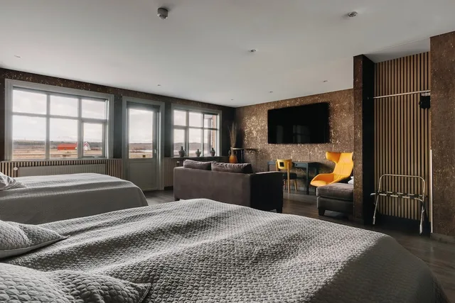 جناح عائلي بسرير كوين وسريرين منفصلين بشرفة، HOTEL KRIUNES 1/9