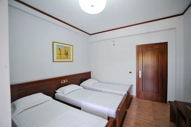 غرفة قياسية ثلاثية بسرير مزدوج وسرير فردي، Iliria Internacional Hotel 1/3