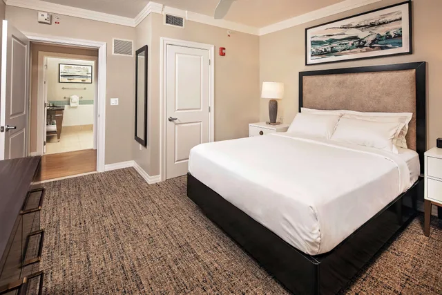 جناح بسريرين كينج وسرير كوين بـ3 غرف نوم مع أريكة، Hilton Grand Vacations Club Parc Soleil Orlando 1/13