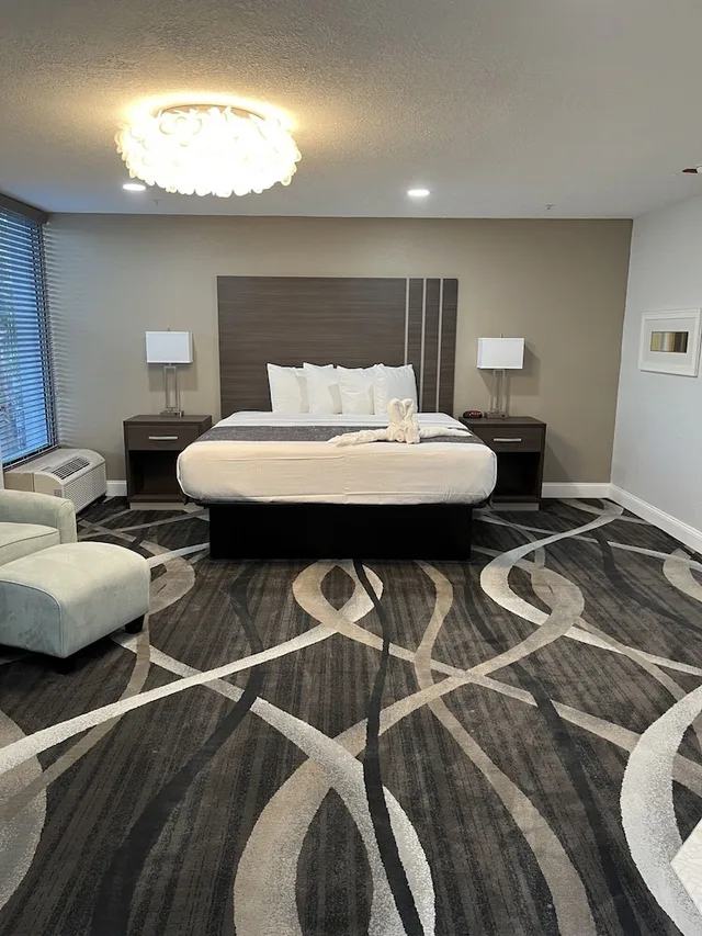 غرفة رئاسية بسرير كينج بإطلالة على المسبح، Opal Hotel and Suites 1/1