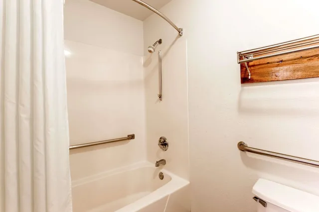 غرفة قياسية بسرير كينج لذوي الإعاقة، Super 8 By Wyndham Frankfort In 3/4