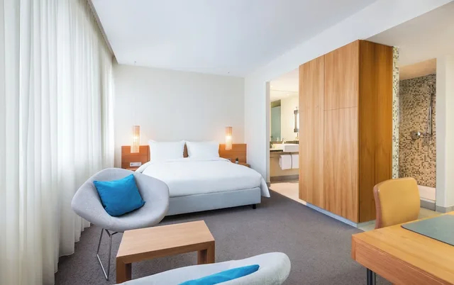 غرفة بسرير كوين في طابق مرتفع، Lindner Hotel Berlin Ku'damm, part of JdV by Hyatt 1/5