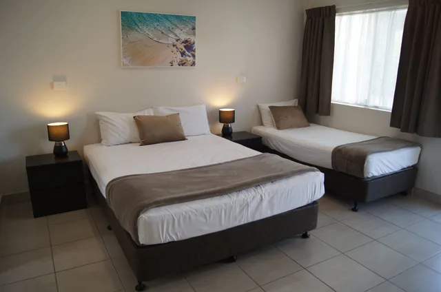 غرفة سوبيريور بسرير كوين وسرير فردي، BEACHSIDE MOTOR INN 1/2